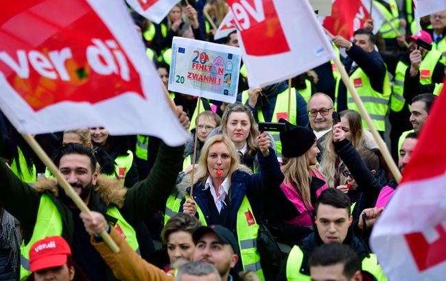 В Германии проходят забастовки с требованием повысить зарплаты бюджетникам