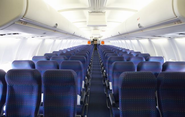 Чому більшість літаків білого кольору, а крісла в них синього: не всі про це знають
