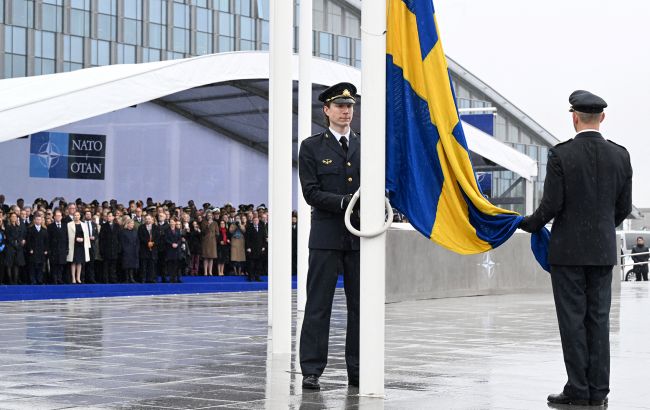 Прапор Швеції підняли біля штаб-квартири НАТО у Брюсселі