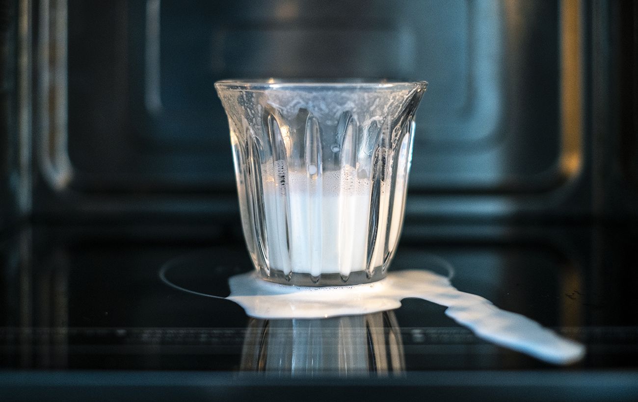 Ніколи не грійте молоко в мікрохвильовці: фатальна помилка, якої припускаються всі