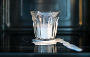 Ніколи не грійте молоко в мікрохвильовці: фатальна помилка, якої припускаються всі