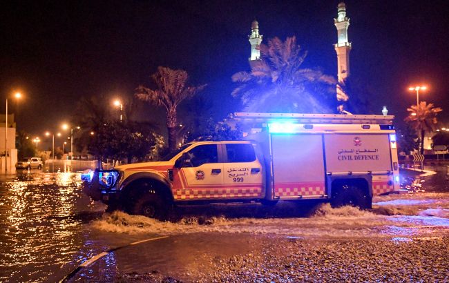 В ОАЕ через зливу затопило головні автомагістралі та скасовано авіарейси