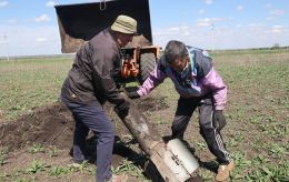 "Даже пролет ракеты влияет на урожай". Как война разрушает украинские почвы