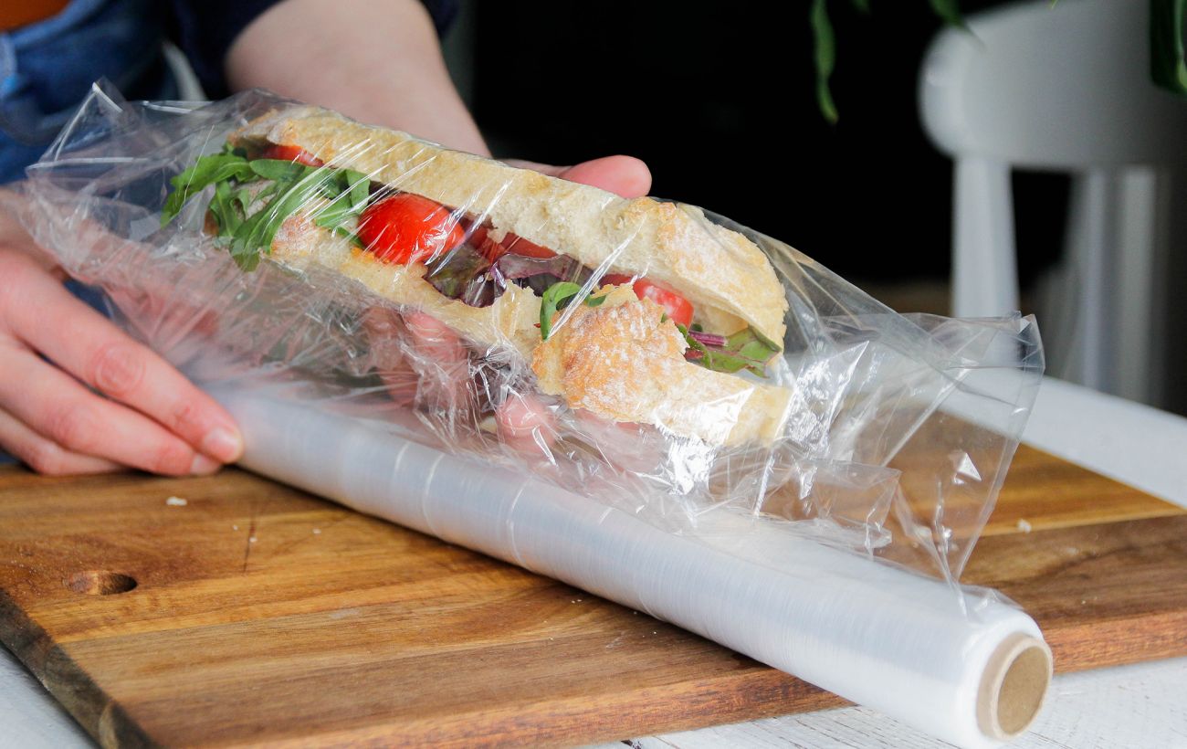 Чотири помилки під час використання харчової плівки, які роблять усі