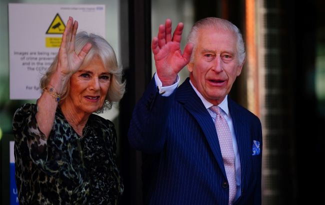 "Врачи довольны прогрессом": Чарльз III вышел на прогулку с королевой Камиллой