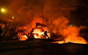 Зупинка заводів та втрата ринків: криза у металургії б'є по всій економіці України