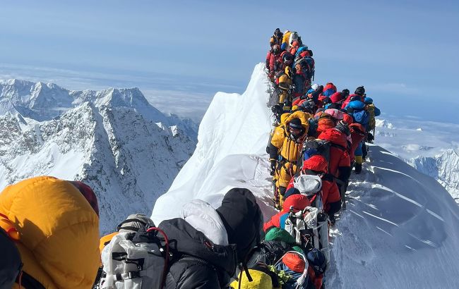Схема на миллионы: гиды на Эвересте травили туристов, чтобы заработать на их "спасении"