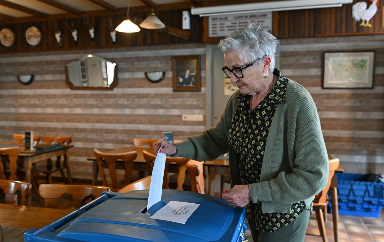 Досрочные парламентские выборы в Нидерландах: лидируют сразу две партии