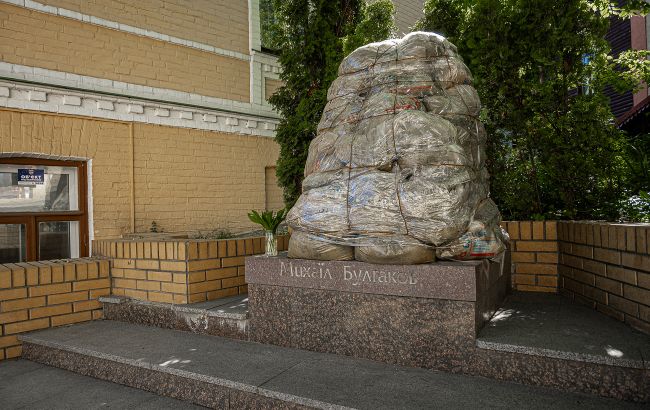 В Киеве демонтировали памятник российскому писателю Булгакову
