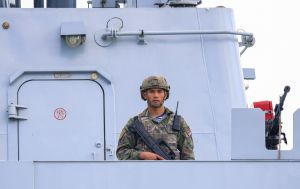 Китай перетворює вантажні судна на мобільні авіабази для безпілотників