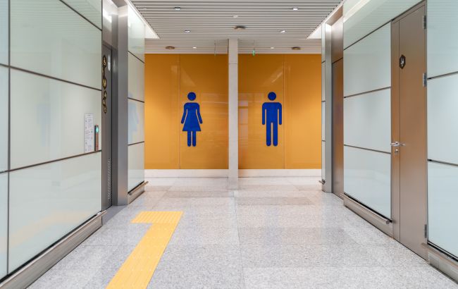 Даже не думайте! 10 вещей, которые никогда нельзя делать в общественном туалете