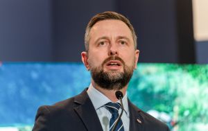 Міністр оборони Польщі різко відповів опозиції через закиди щодо України