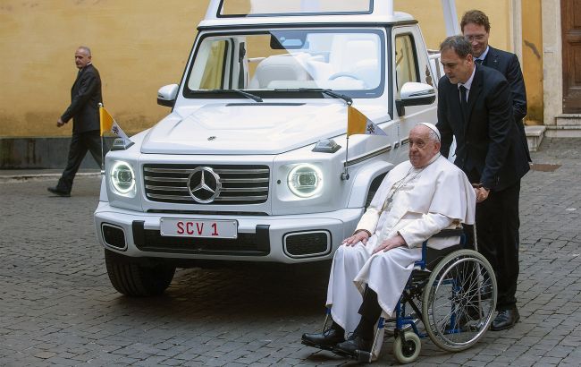 Франциск і його останній подарунок: кому дістанеться розкішний папамобіль