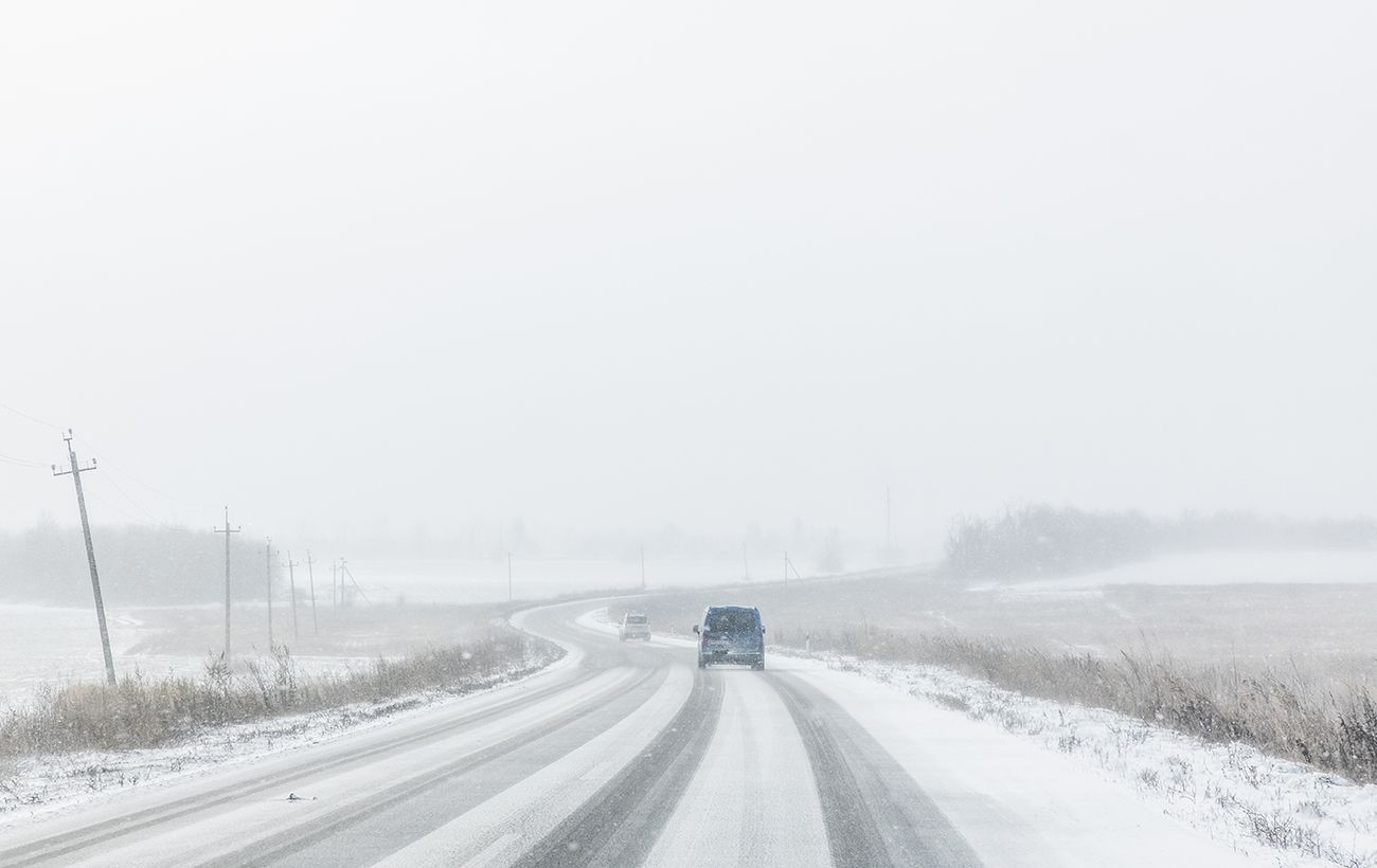 Різдвяні хуртовини й ожеледиця: водіїв Дніпропетровщини попередили про небезпеку на дорогах