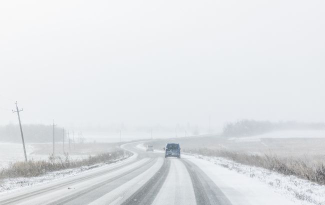Різдвяні хуртовини й ожеледиця: водіїв Дніпропетровщини попередили про небезпеку на дорогах