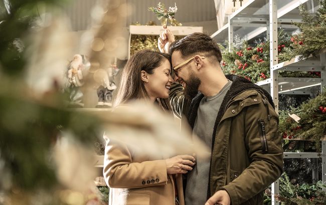 Не просто романтика: як виникла та що насправді означає традиція поцілунка під омелою