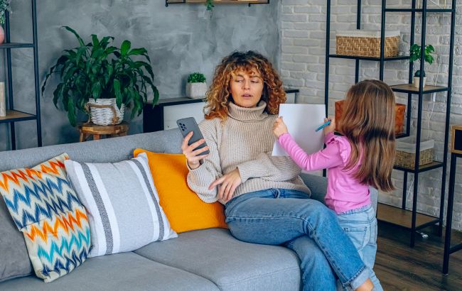 Это не характер, а травма: как "ледяное" воспитание заставляет нас отталкивать тех, кто нас любит