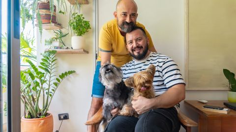 "Він за все платить, а я - красивий". Як українські ЛГБТК-пари ділять бюджет і обов’язки