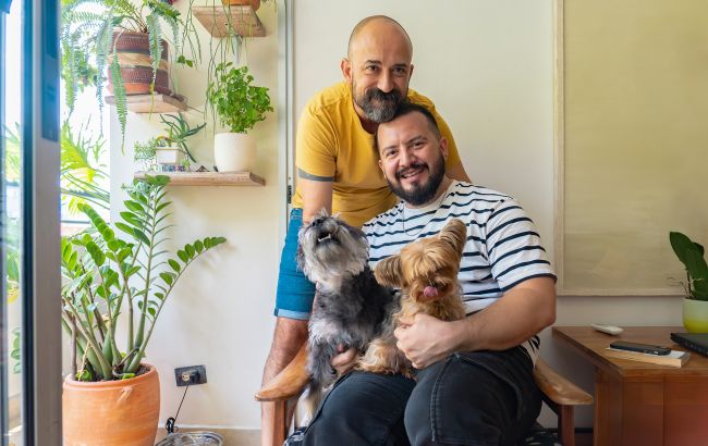 "Он за все платит, а я - красивый". Как украинские ЛГБТК-пары делят бюджет и обязанности