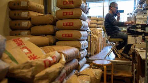 Правительство Японии идет на чрезвычайные меры из-за дефицита риса: такого в стране еще не было