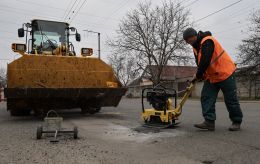 Мільярди на ями. Як зима знищила дороги в Україні та чи є гроші на терміновий ремонт