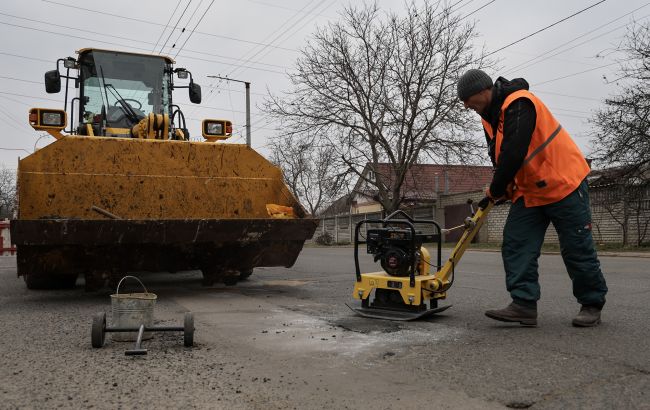 Мільярди на ями. Як зима знищила дороги в Україні та чи є гроші на терміновий ремонт