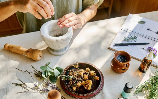 Травы, заговоры и ритуалы: как лечились в украинских селах в древности и что сохранили сейчас