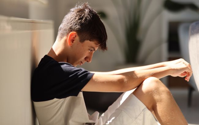 Сигнали SOS, які ми ігноруємо: як вчителям та сусідам зрозуміти, що дитина в біді