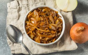 Як зробити карамелізовану цибулю без сковороди: метод для ледачих