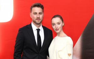 Зірка "Бріджертонів" вийшла заміж та зіграла французьке весілля мрії