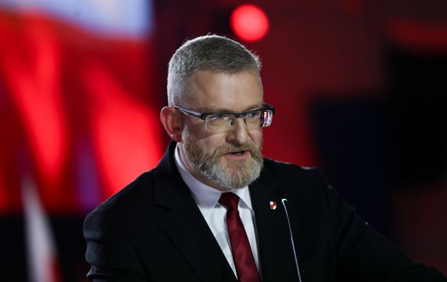 Сорвал флаг Украины и гасил ханукию: с кандидата в президенты Польши сняли иммунитет в ЕС