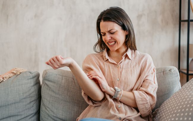 Это не аллергия: ученые объяснили, почему у нас возникает зуд, когда мы слышим о насекомых