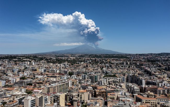 На Сицилії знову прокинувся вулкан Етна: феєричні кадри виверження