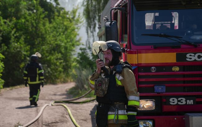 РФ масовано атакувала Київщину дронами, під ударом підприємство та склади