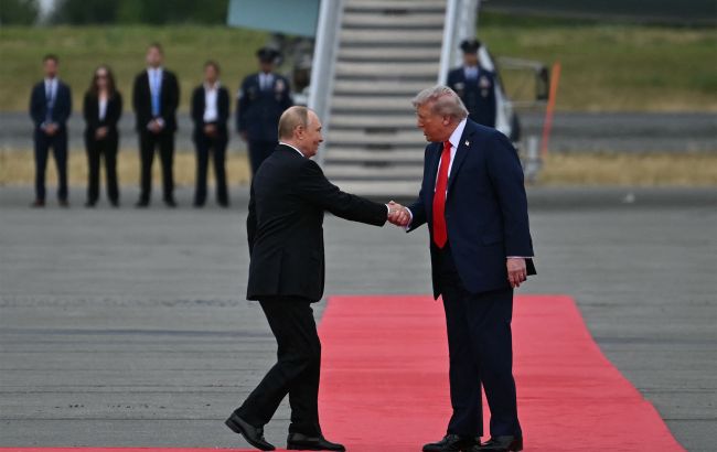 Чи потис Трамп руку Путіну: відео першого контакту