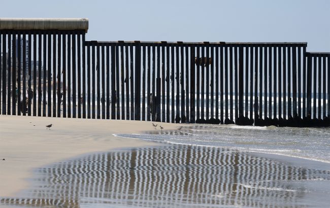 Трамп хоче чорну стіну на кордоні з Мексикою: придумав, як "відлякувати" нелегалів