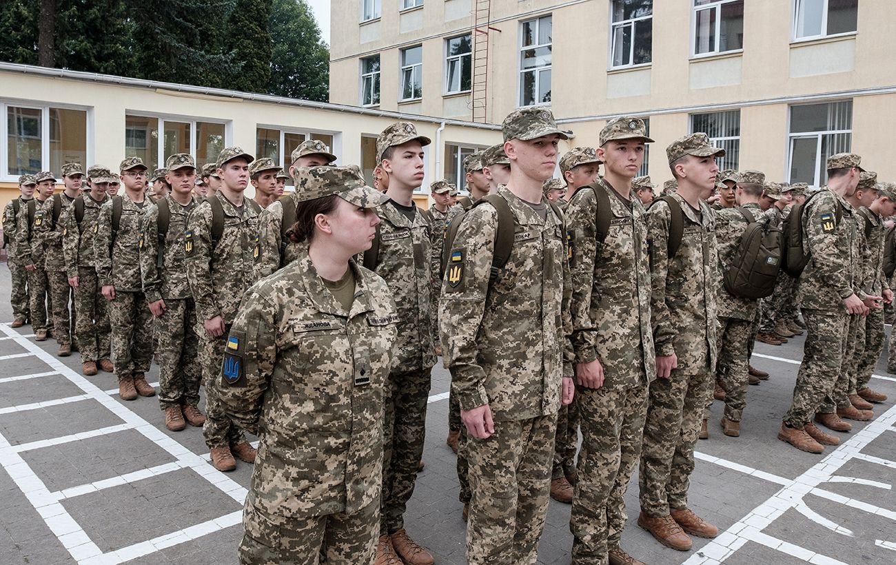 Батьків почнуть штрафувати? Що буде, якщо не стати на військовий облік у 17 років