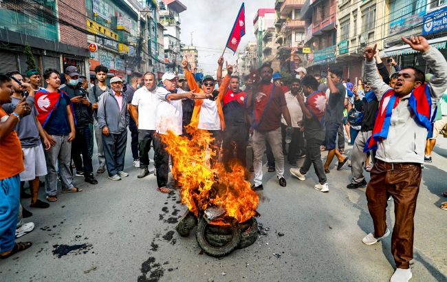 Парламент у вогні, влада втікає: все про масштабні протести в Непалі (фото, відео)