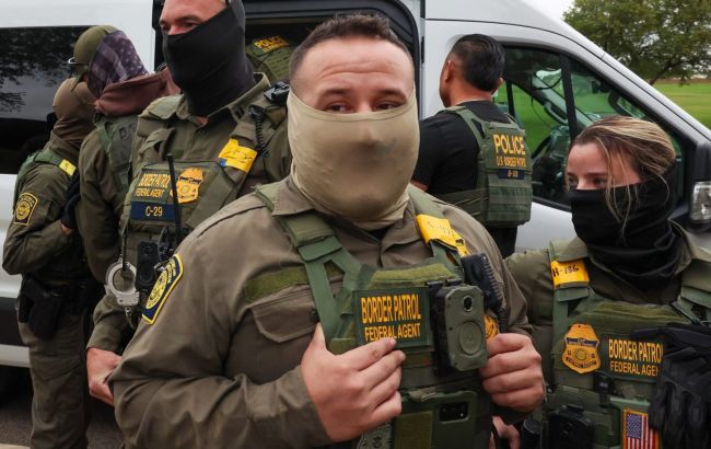 У Трампа закупили тисячі рукавичок, здатних бити мігрантів струмом