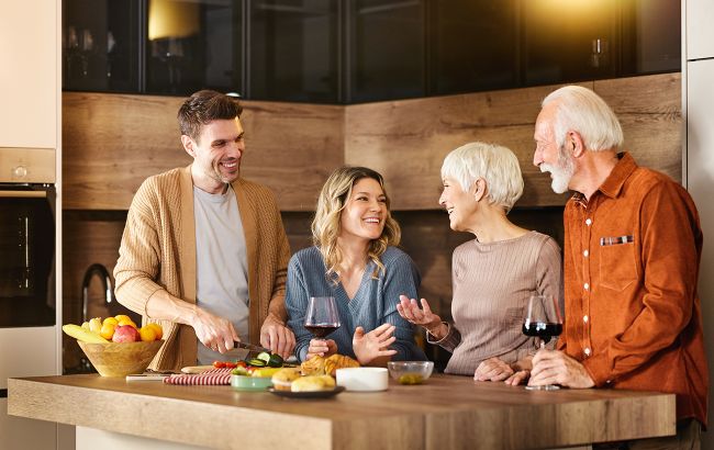 8 фраз свекрухи, яка не любить свою невістку, але поки що це приховує