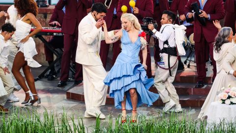 "Супербоул-2026": как Леди Гага, Bad Bunny и Рикки Мартин устроили свадьбу на стадионе