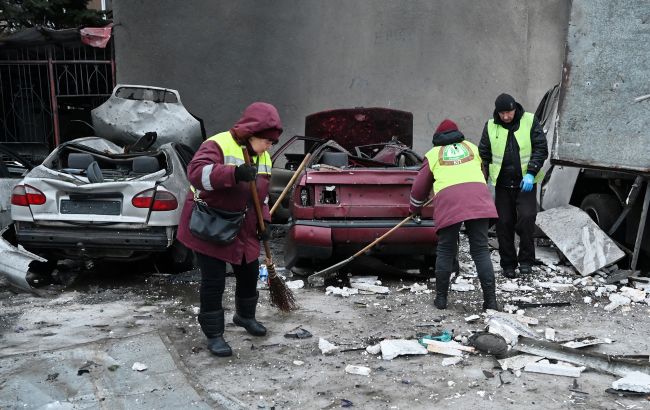 Горіли ТЦ, зруйновані будинки і десятки постраждалих: все про атаку РФ на Київ, Харків та регіони