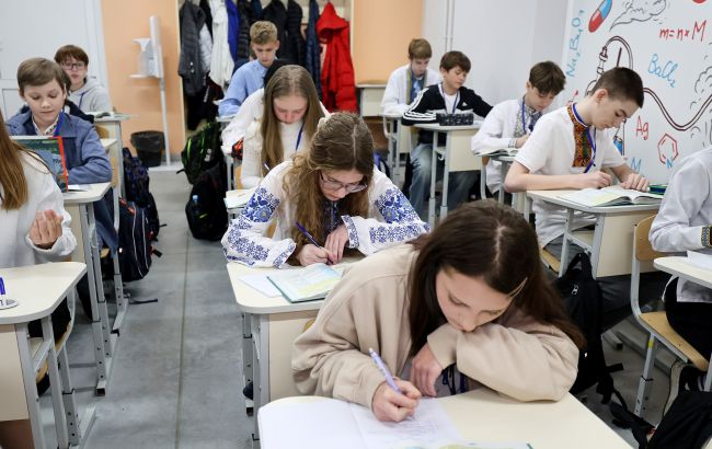 Атаки РФ зірвали друк підручників: скільки книжок уже отримали школи