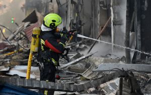 На Київщині спалахнула масштабна пожежа після атаки РФ (фото)