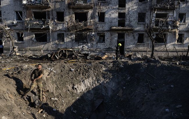 Був "приліт" ракети. У Києві під завалами будинку на Дарниці можуть знаходитися до 9 людей