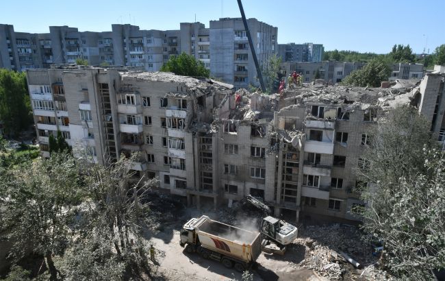 Под завалами дома во Львове нашли тело человека