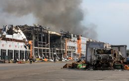 Склады под ударом: почему из магазинов исчезают молочка и сигареты и к чему готовиться покупателям