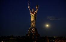 "Батьківщина-Мати" засяяла новими барвами: у Києві можна побачити масштабну інсталяцію