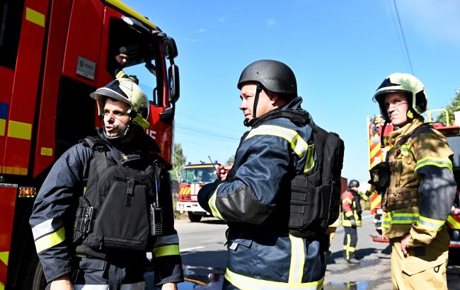 В Киеве из-за атаки горит 6-этажка и учебное заведение, есть пострадавшие