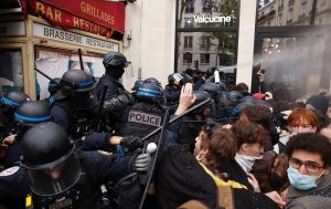 Палять автобуси і будують барикади: масові протести школярів охопили кілька країн Європи (відео)